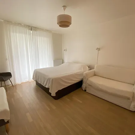 Bed And Breakfast Nanterre منزل للإقامة *
